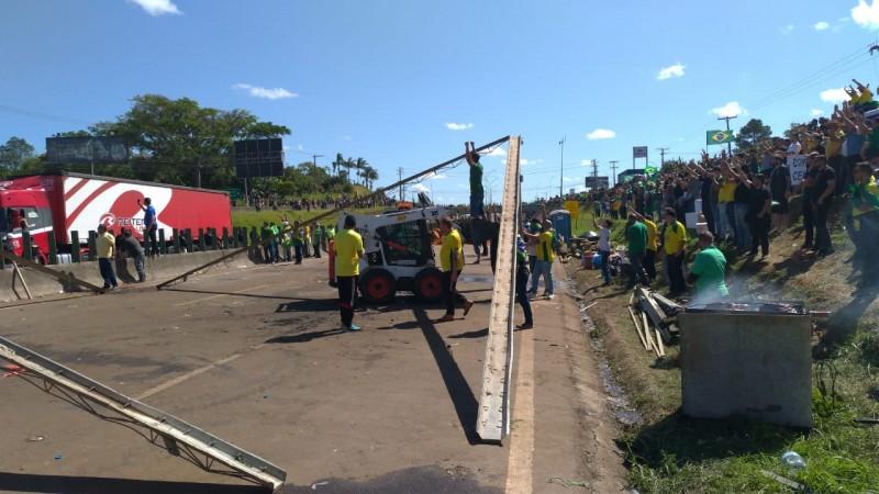 PRF faz uso da força para liberar a BR-101 em Içara