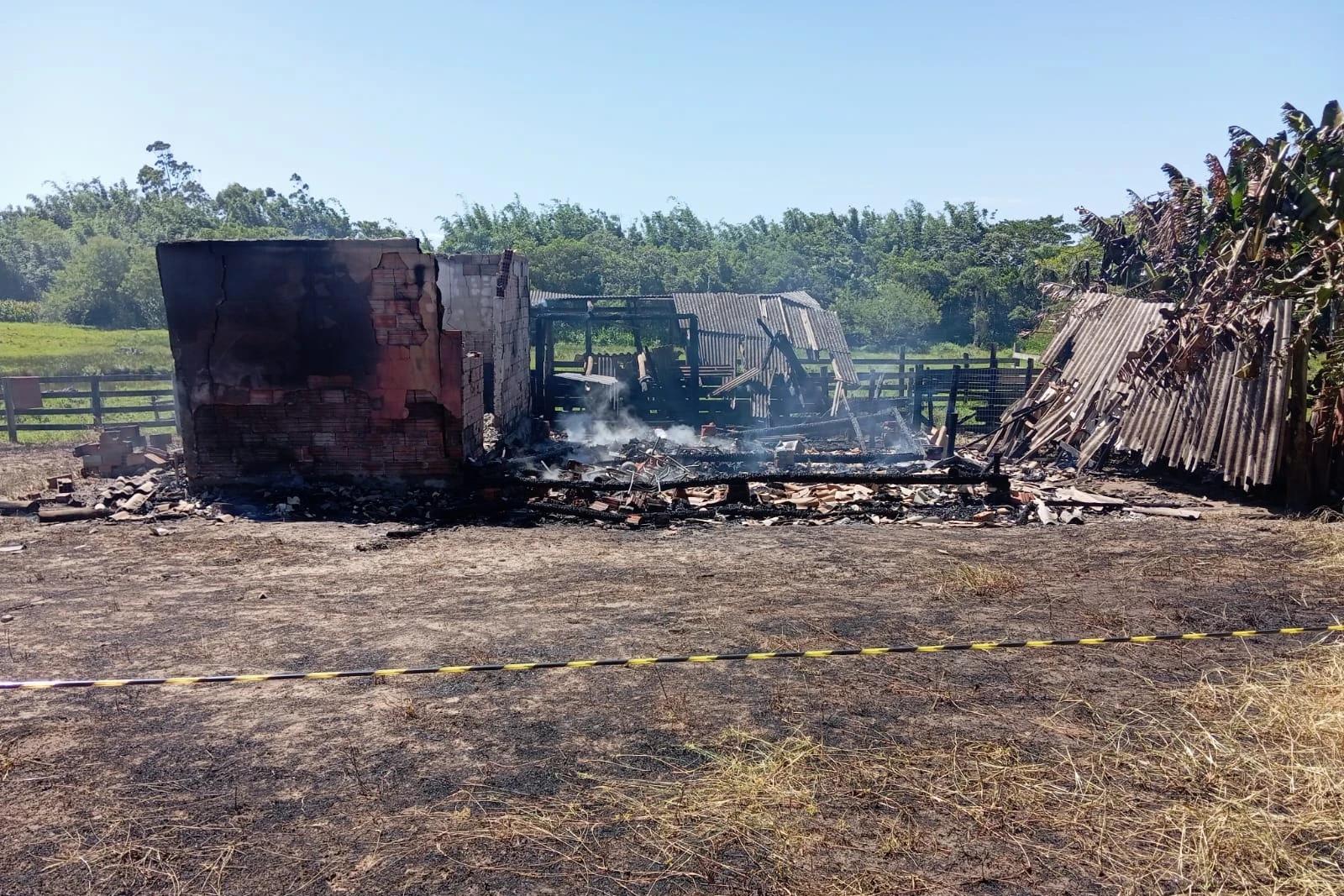 Casa é destruída por incêndio em São João do Sul