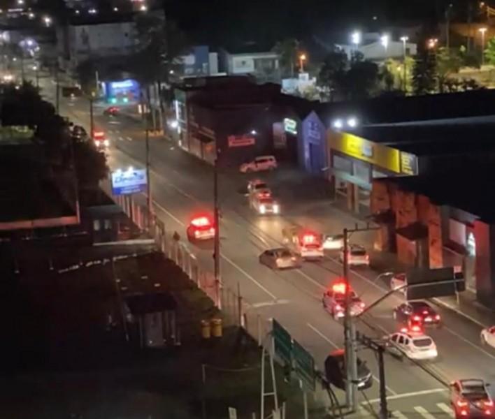 Motorista ignora ordem policial, foge de blitz e movimenta a PM de Criciúma