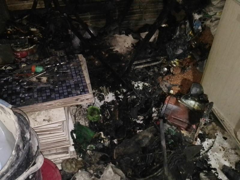 Residência é atingida por incêndio e moradores apagam chamas com baldes de água