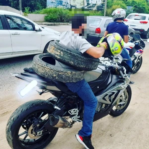 Motociclista é autuado após ser flagrado carregando pneus de forma irregular em Laguna