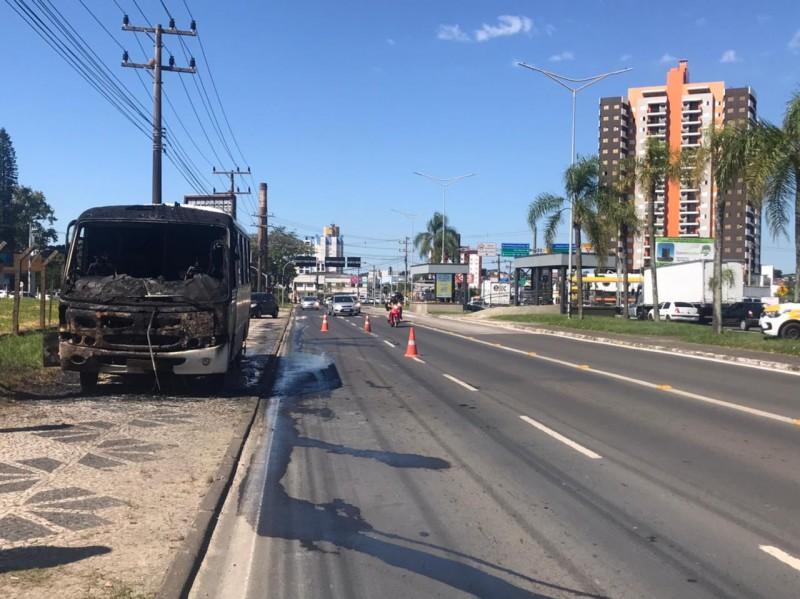 Trânsito é parcialmente liberado na avenida Centenário onde micro-ônibus pegou fogo em Criciúma