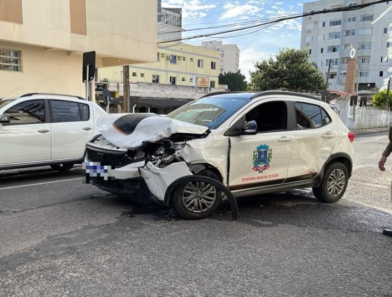 Carros colidem em cruzamento no Centro de Criciúma e um deles atinge vitrine de loja