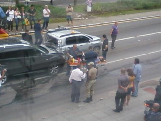 Em acidente, carro fica prensado entre dois veículos