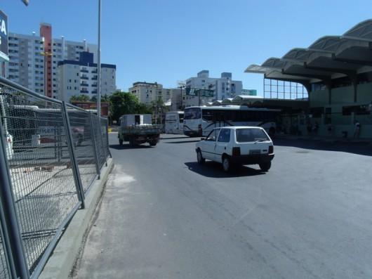 Mesmo proibidos, veículos ainda passam atrás da rodoviária