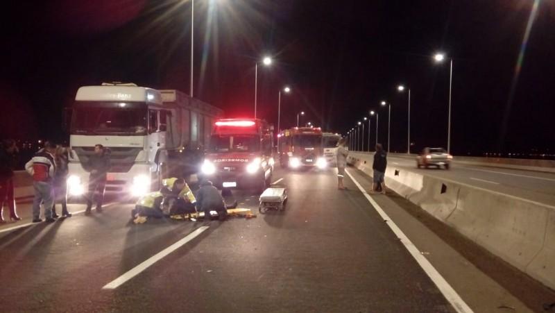 Motociclista fica ferido em acidente na Ponte Anita Garibaldi
