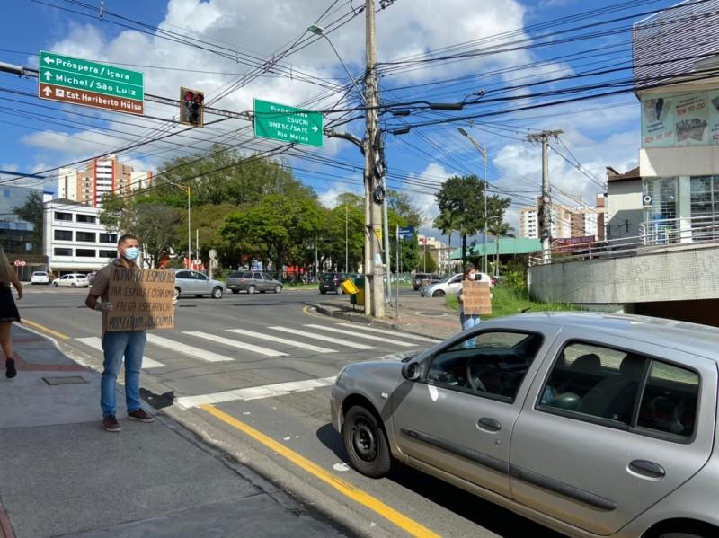Assistência Social de Criciúma usa cartaz de papelão para reforçar campanha contra doação de esmolas