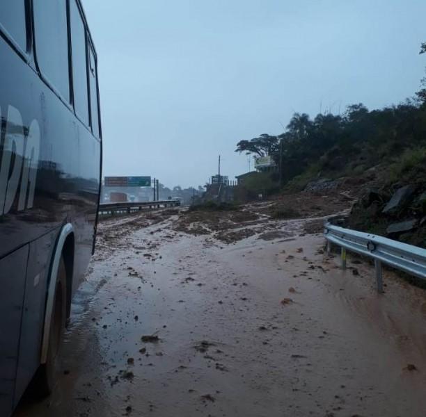 Antiga ponte de Laguna fechada após deslizamento de terra