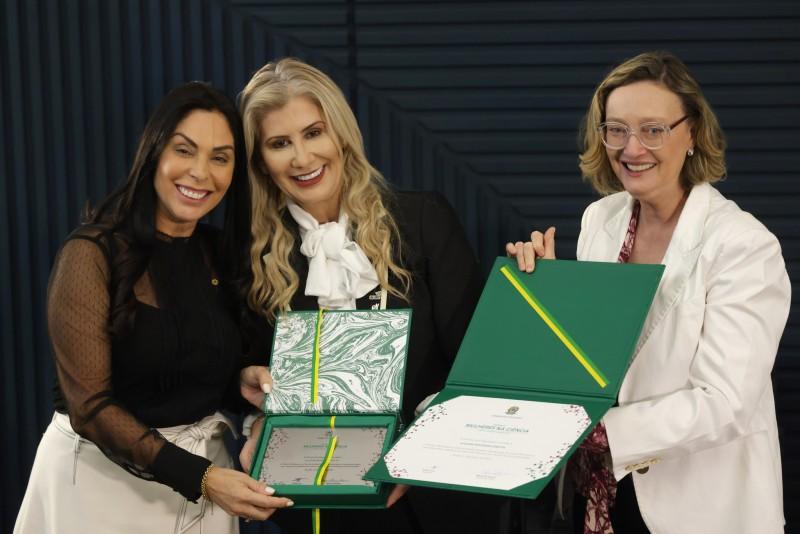 Reitora Luciane Bisognin Ceretta recebe Prêmio Mulheres na Ciência
