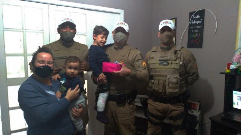 Fã mirim da PMRv que sonha em ser policial recebe surpresa de militares