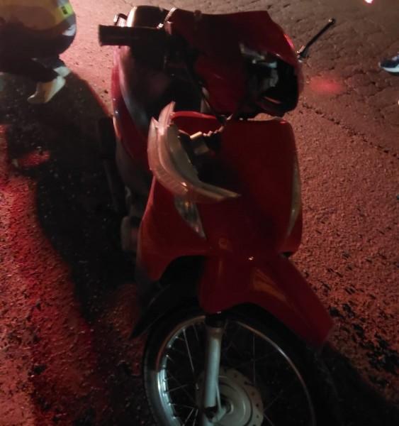 Colisão contra carro deixa motociclista e caroneira feridos em Criciúma