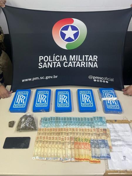 Casal é preso após PM encontrar mais de cinco quilos de pasta base de cocaína em Criciúma