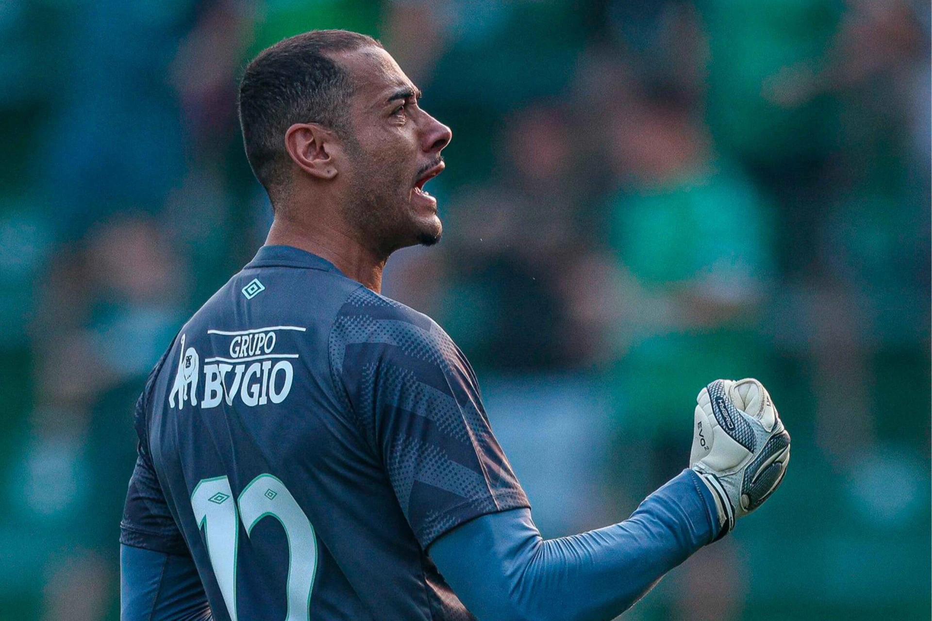 ‘Fui deslocado’, reclama goleiro da Chapecoense sobre gol do Tigre