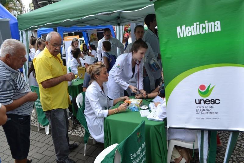Unesc leva informações sobre AVC para a praça Nereu Ramos