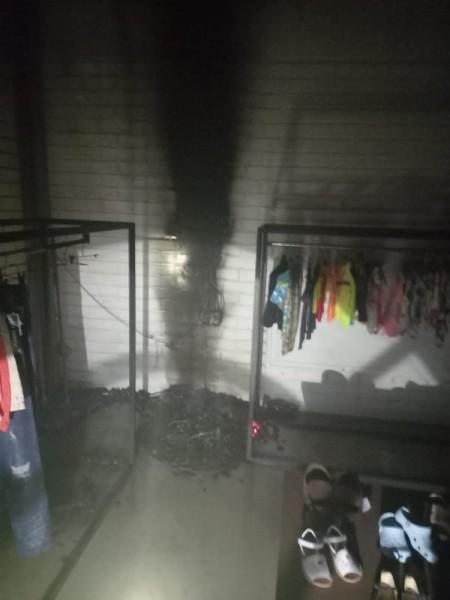 Içara: bombeiros combatem incêndio em loja de jeans na SC-445 