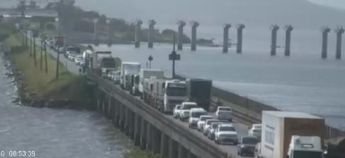 Acidente envolvendo caminhão deixa trânsito parado na ponte de Laguna 