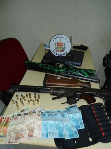 Policiais encontram arma furtada de viatura