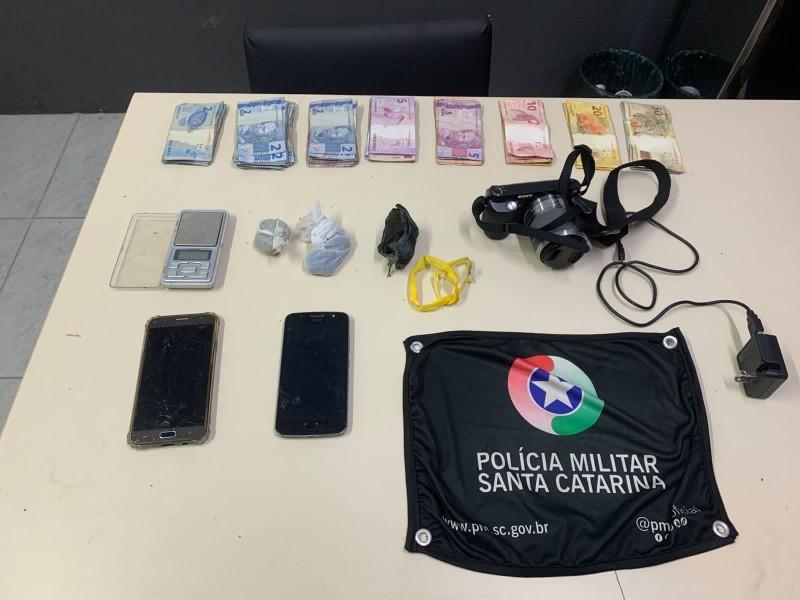 Jovem é preso ao ser flagrado vendendo drogas em Criciúma