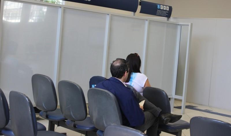 Bancos têm 45 dias para instalar divisórias em caixas de atendimento