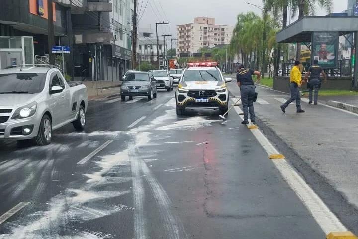 Superintendência de Trânsito de Criciúma alerta sobre óleo em trecho da avenida Centenário