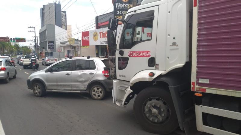 Colisão traseira entre carro e caminhão deixa trânsito lento na avenida Centenário