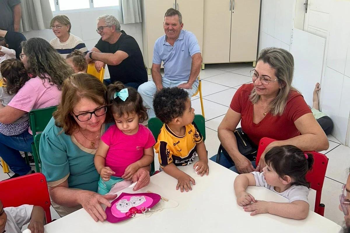 Avós e netos compartilham emoção e afeto em Criciúma