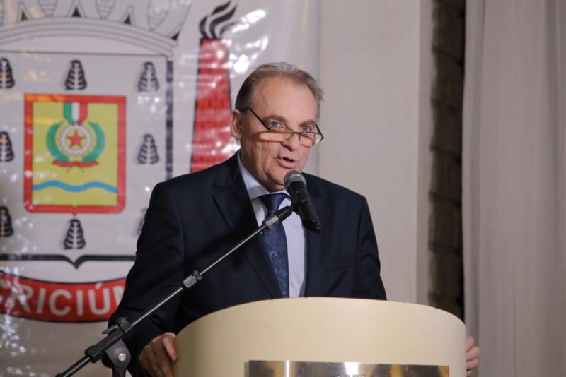 Em sessão solene, Legislativo homenageia personalidades
