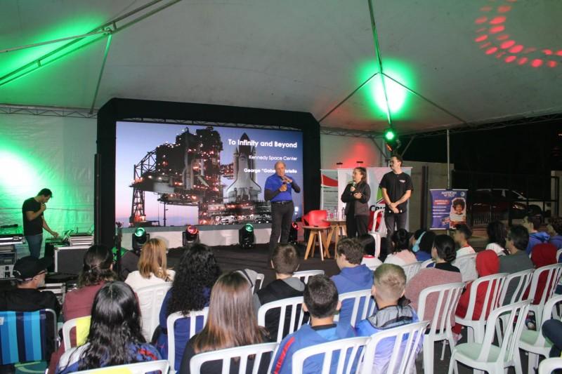 Palestra de ex-engenheiro da Nasa encanta alunos no Parque Astronômico de Criciúma