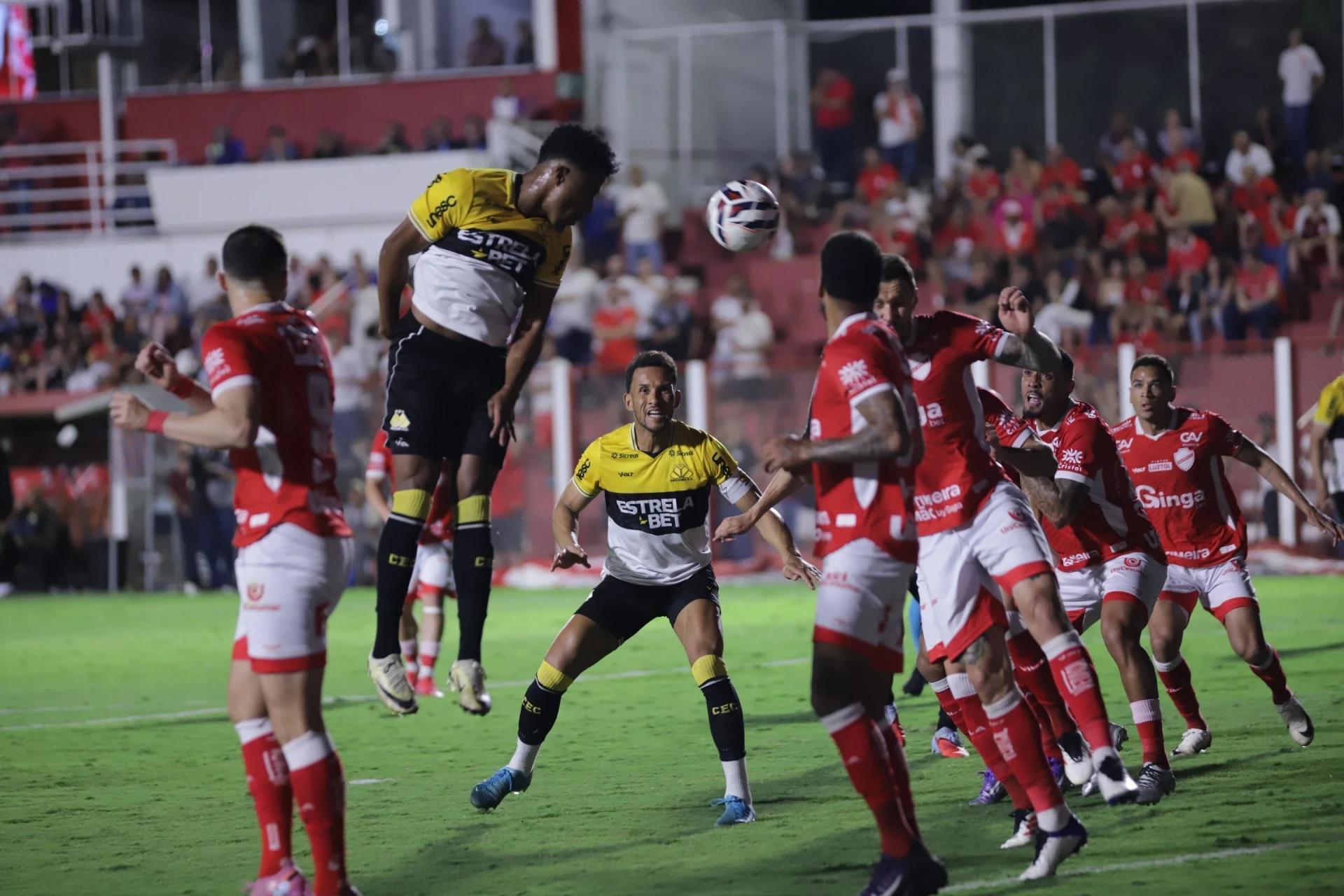 Ao vivo: Criciúma busca empate diante do Vila Nova e dorme na liderança