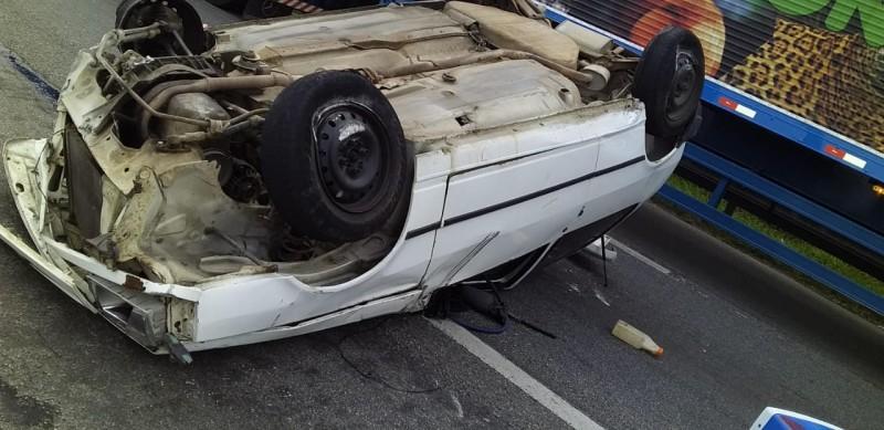 Duas pessoas ficam feridas após capotamento de carro na BR-101 em Imbituba 