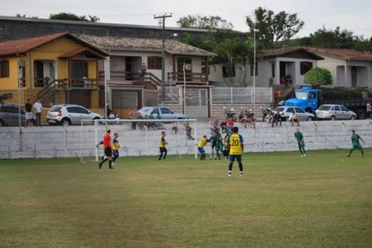 Perigos da fiação elétrica assustam moradores de Criciúma