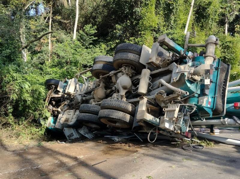 Tombamento de caminhão provoca colisão entre carro e moto em Orleans