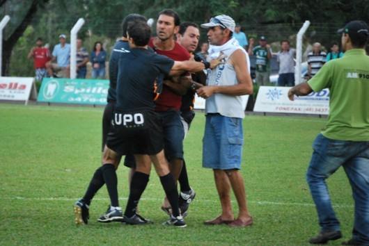 Confusão e arbitragem escoltada no Caravaggio