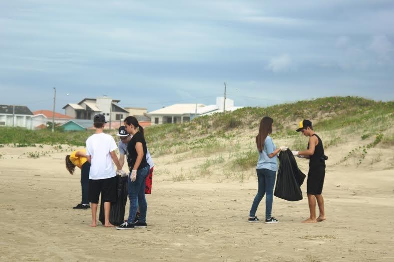 Ação Praia Limpa recolhe quase 500 quilos de lixo