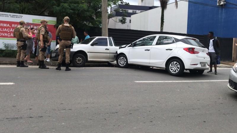 Motorista provoca série de acidentes na área central de Criciúma
