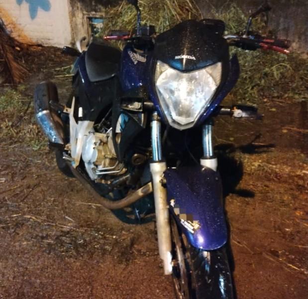 Motociclista fratura perna ao colidir contra carro em Passo de Torres