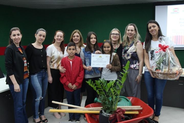 Vencedores de concursos de hortas e receitas são premiados