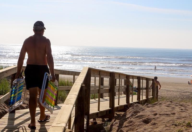 Passarelas de acesso do Balneário Gaivota passam por reparos