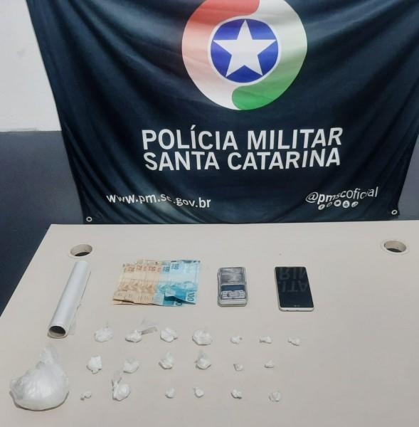 Homem é preso com 20 porções de cocaína em Criciúma