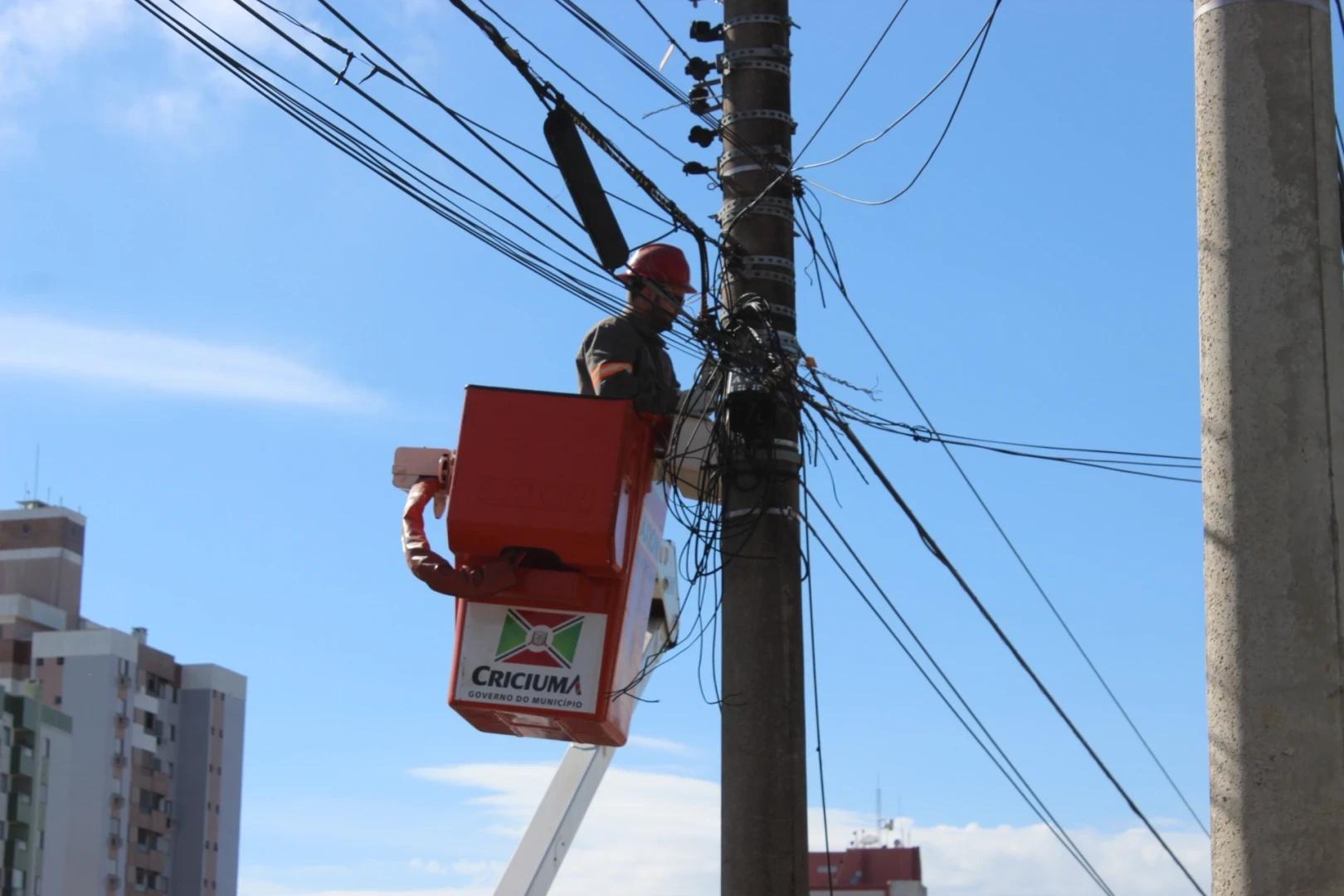 Vereador quer instalar QR Code em postes para moradores comunicarem problemas na iluminação em Criciúma