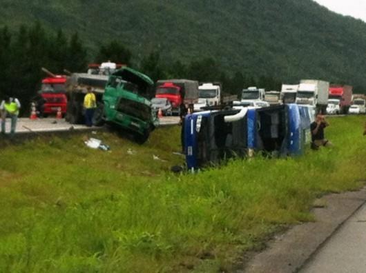 Acidente entre carreta e ônibus de turismo gera congestionamento na BR-101