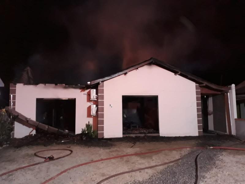 Incêndio de grandes proporções mobiliza bombeiros em Armazém