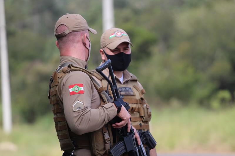 Homens armados rendem funcionários e roubam R$ 7 mil de loja em Criciúma 