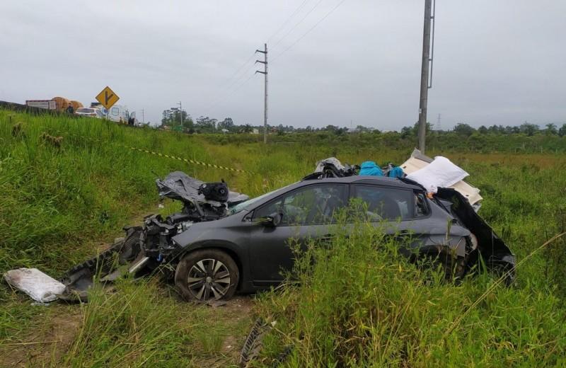 Mãe e filha morrem em capotamento na BR-101 em São João do Sul