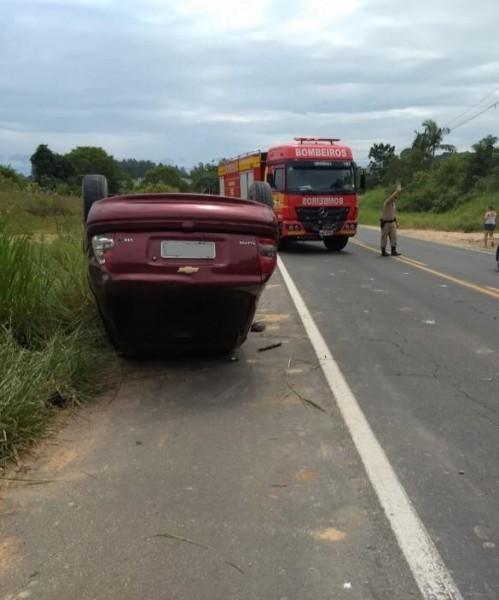 Duas pessoas são encaminhadas ao hospital após capotamento de veículo em Orleans