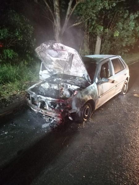 Incêndio em carro mobiliza bombeiros na SC-108