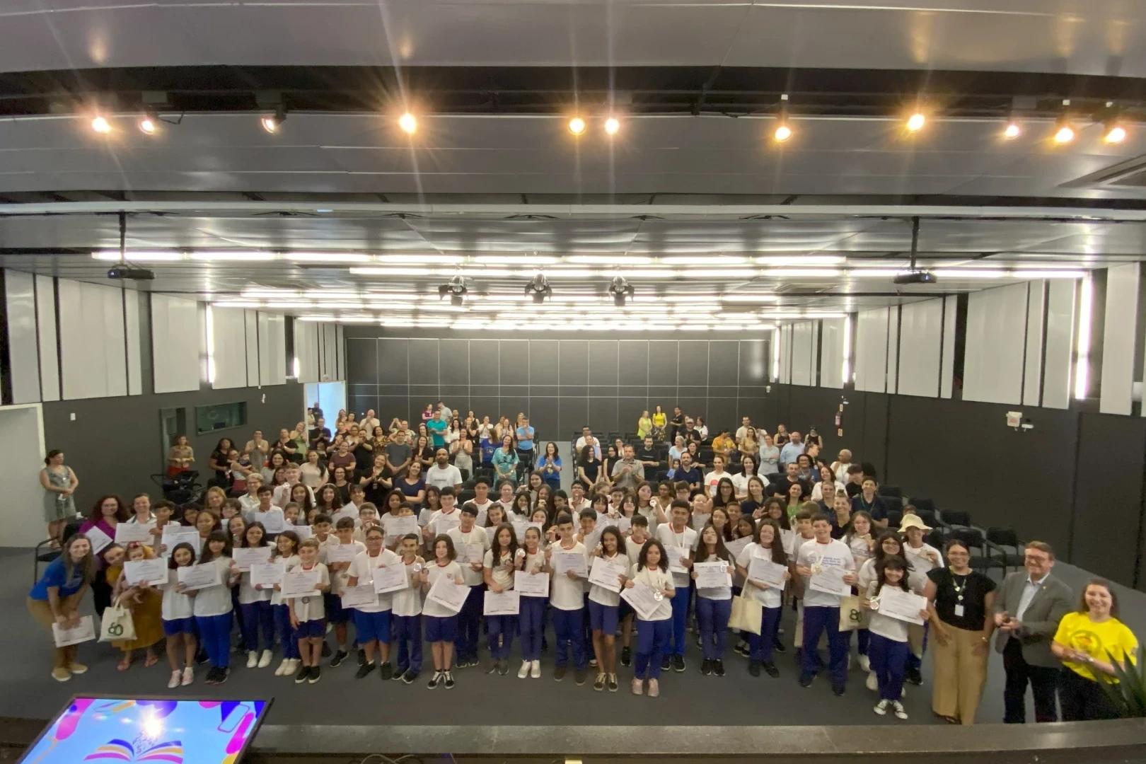 Vencedores do Prêmio Acic de Língua Portuguesa recebem as medalhas da primeira edição