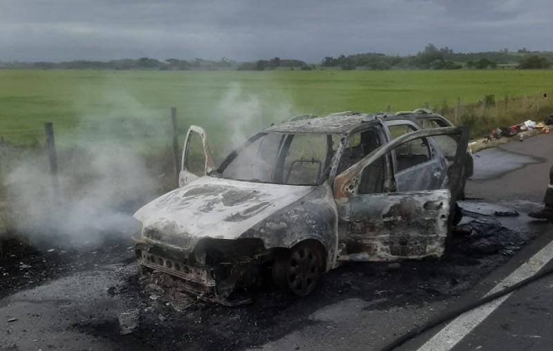 Carro pega fogo e mobiliza bombeiros na BR-101 em Passo de Torres