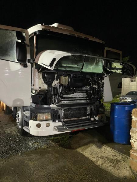 Caminhão pega fogo dentro de lavação de veículos em Araranguá