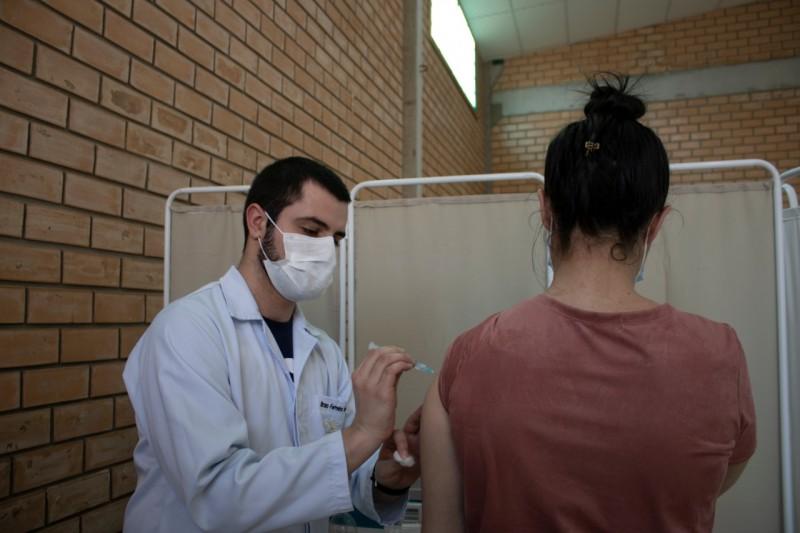 Içara vacina pessoas com 18 anos nesta quinta e sexta-feira